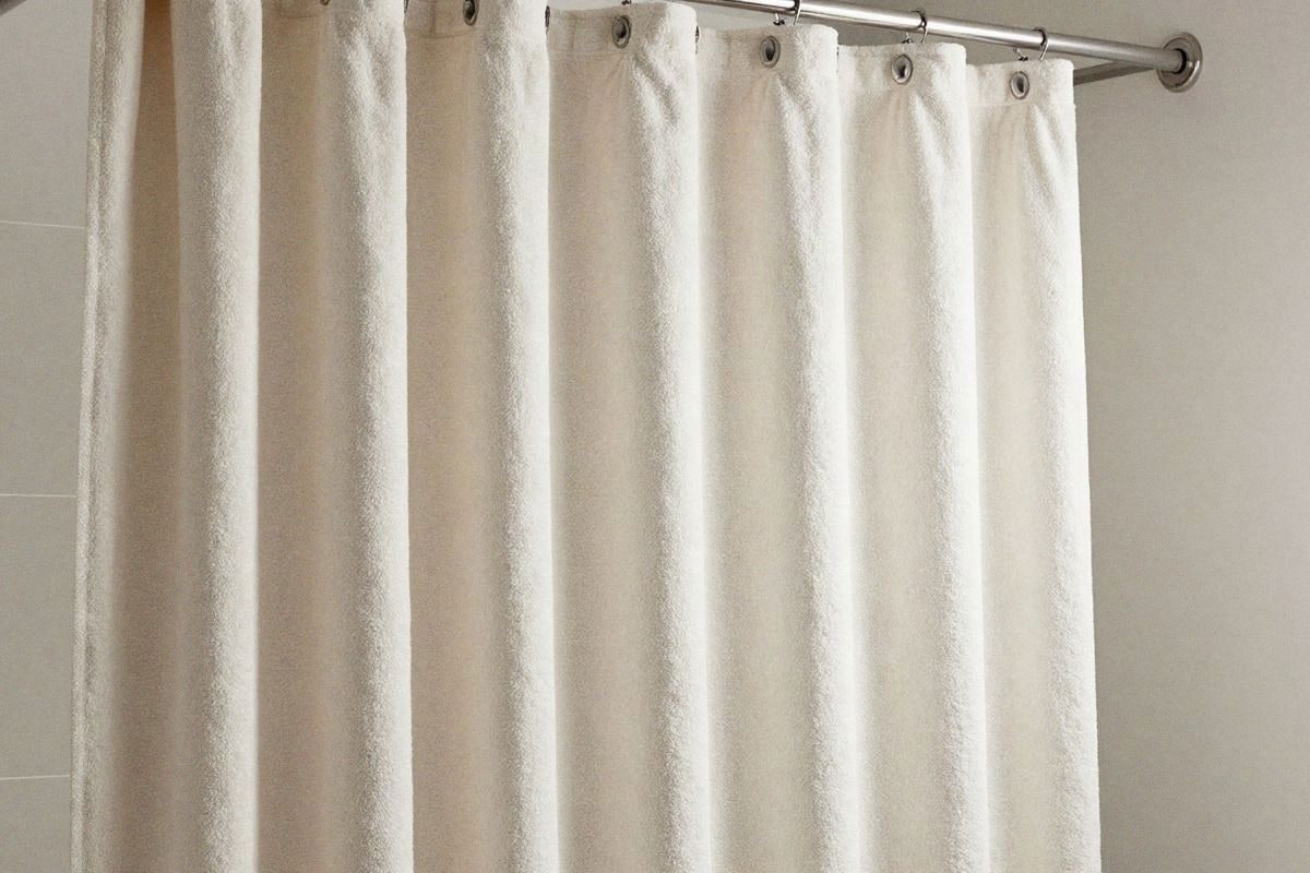 Illustrative image: elegant bathroom with quality fabric curtain and good ventilation