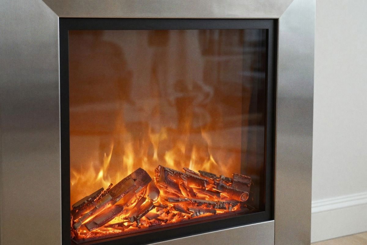 Imagen ilustrativa: efecto de fuego LED realista en chimenea eléctrica