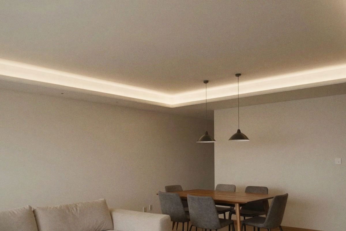 Imagen ilustrativa: iluminación indirecta LED en salón comedor con techo bajo.