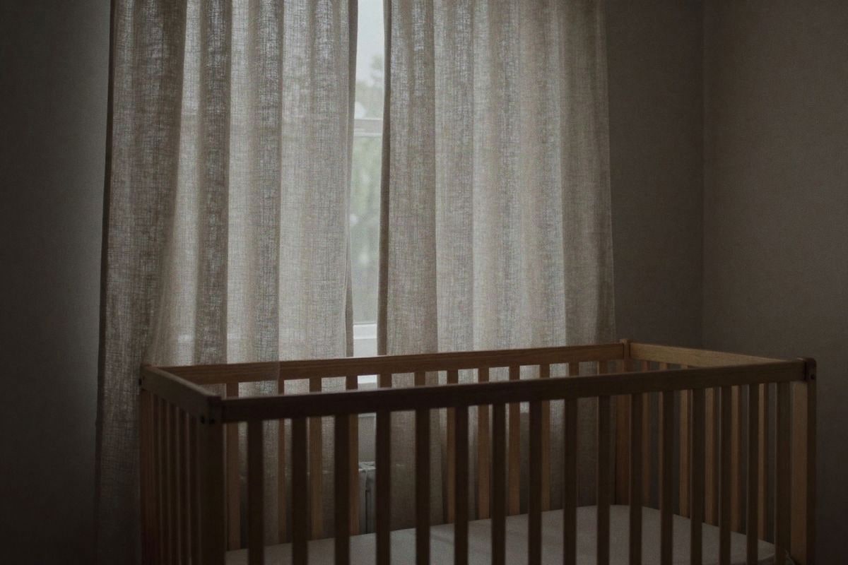 Imagen ilustrativa: Habitación bebé con luz natural, cortinas claras y atmósfera tranquila.