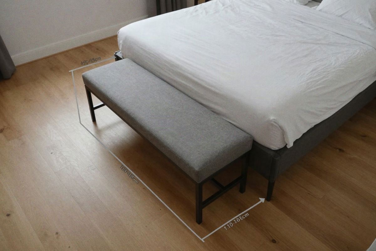 Imagen ilustrativa: Vista aérea de dormitorio mostrando proporciones y altura del banco