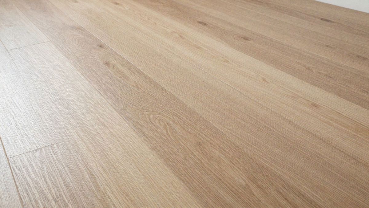 Imagen ilustrativa: detalle del revestimiento protector de un parquet flotante de buena calidad
