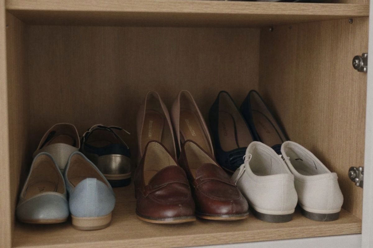 Illustrative image: Detail of shoes arranged in two rows to maximize shelf depth.