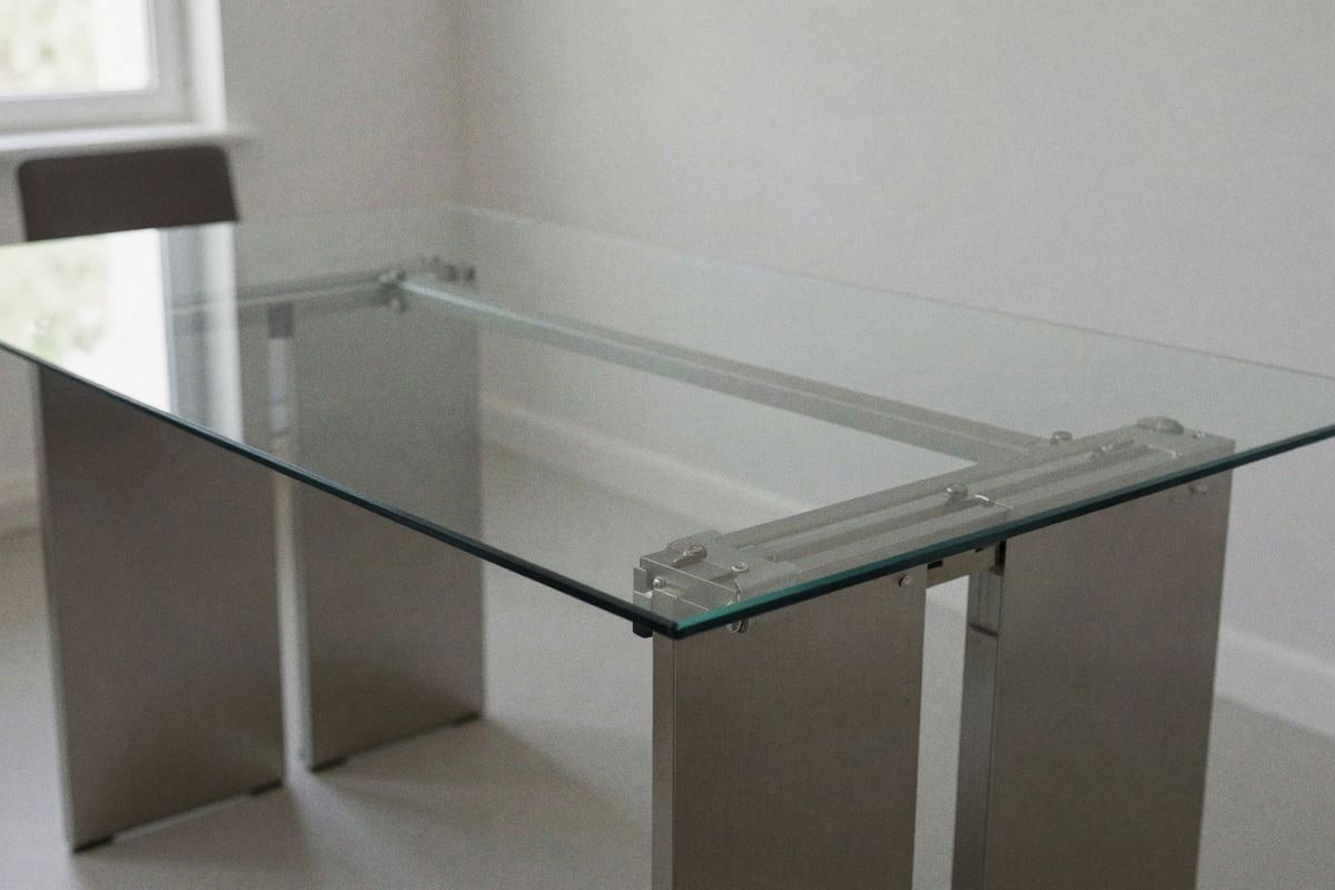 Imagen ilustrativa: Mesa de cristal con mecanismo de extensión disimulado.