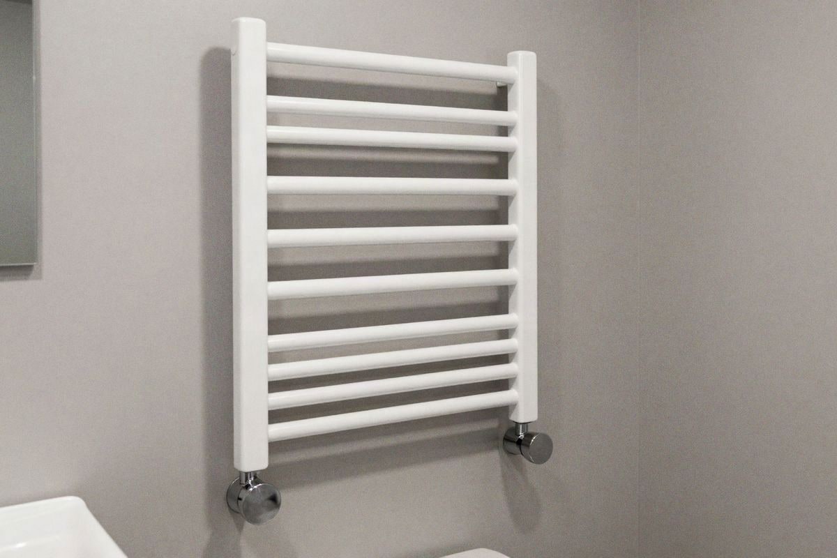 Imagen ilustrativa: baño con toallero calefactor estratégicamente ubicado