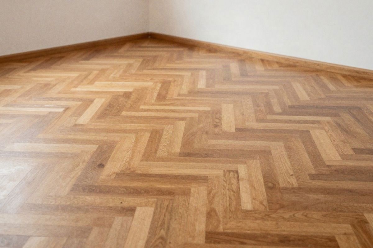 Imagen ilustrativa: parquet flotante bien mantenido tras años de uso
