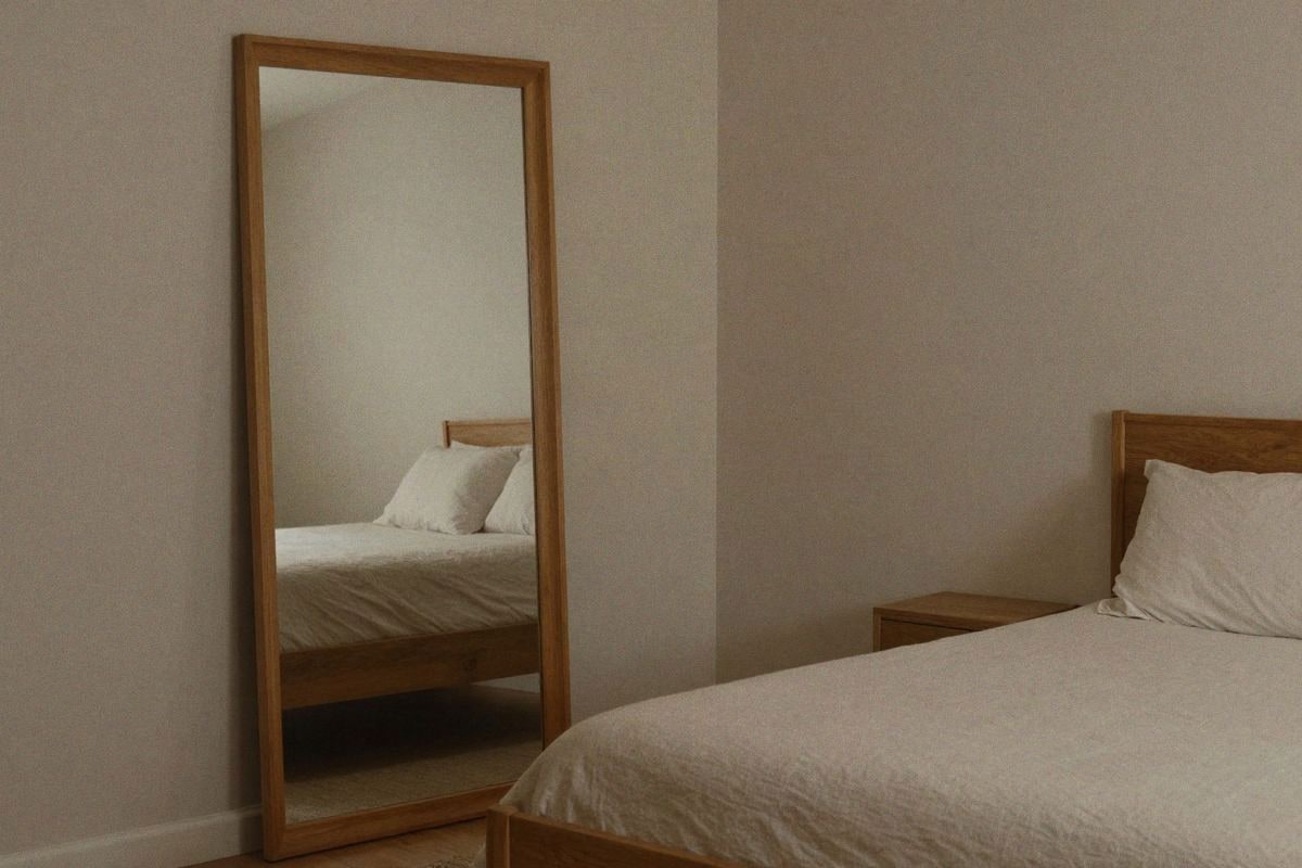 Imagen ilustrativa: dormitorio con espejo en la pared noreste alejado de la cama