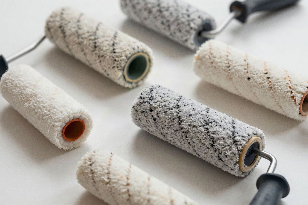 Illustrative image: comparison of paint rollers with different densities.