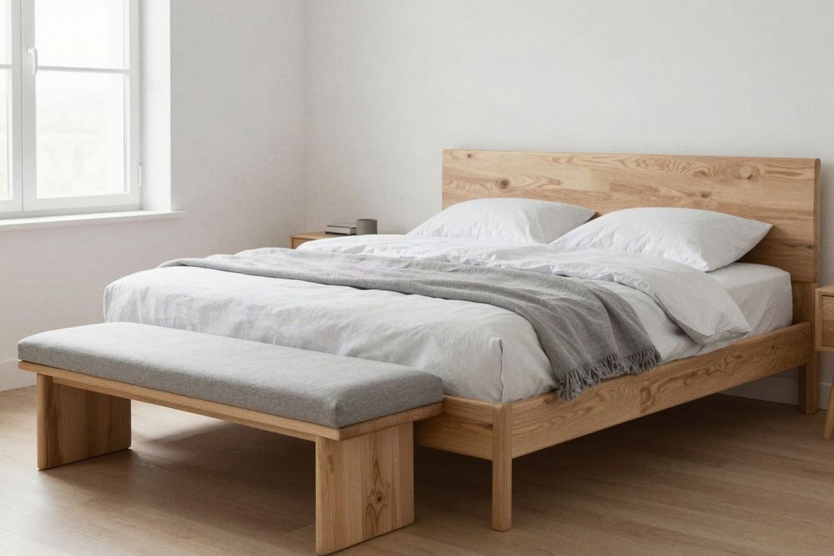 Imagen ilustrativa: Dormitorio escandinavo con banco de madera y tapizado gris claro