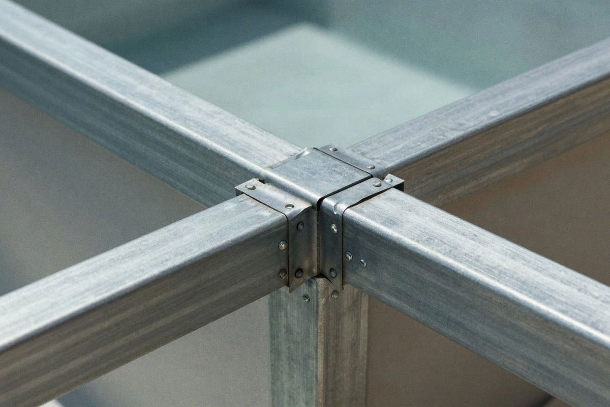 Imagen ilustrativa: conexión de estructura metálica de piscina desmontable con tubos galvanizados.